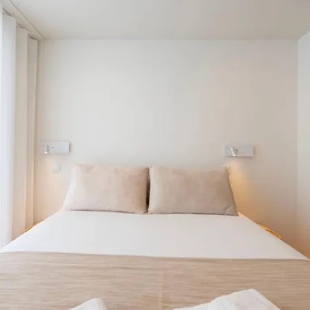 Luxe With Shared Pool And Garden * Порту