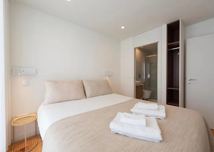 Luxe With Shared Pool And Garden