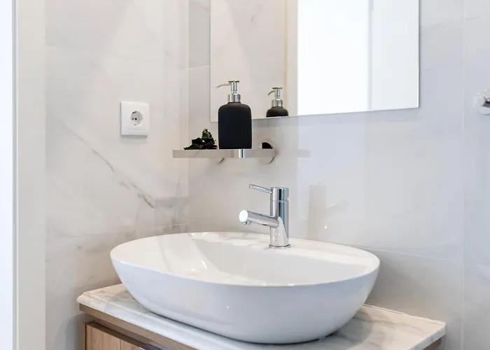 Luxe With Shared Pool And Garden Апартаменты *