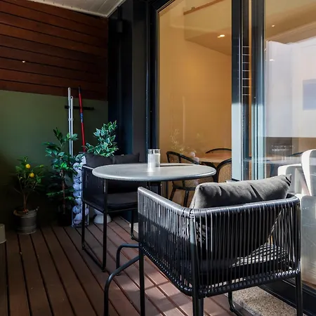 Luxe With Shared Pool And Garden *