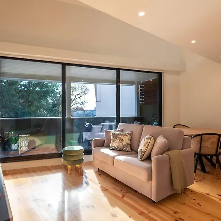 Luxe With Shared Pool And Garden