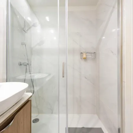 Luxe With Shared Pool And Garden