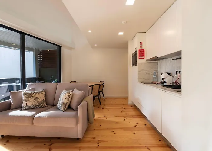 Luxe With Shared Pool And Garden Apartamento