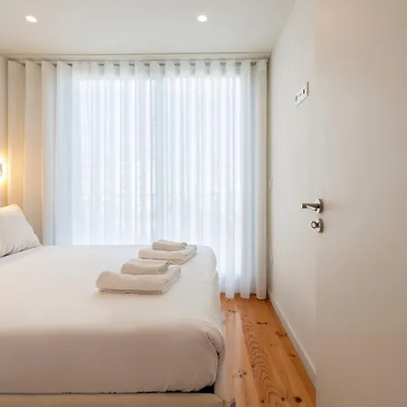 Luxe With Shared Pool And Garden *