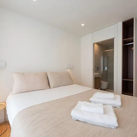 Luxe With Shared Pool And Garden