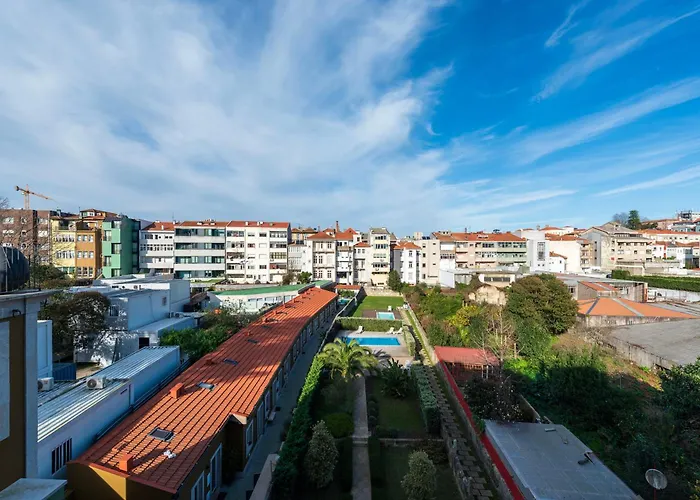 Luxe With Shared Pool And Garden Apartment *