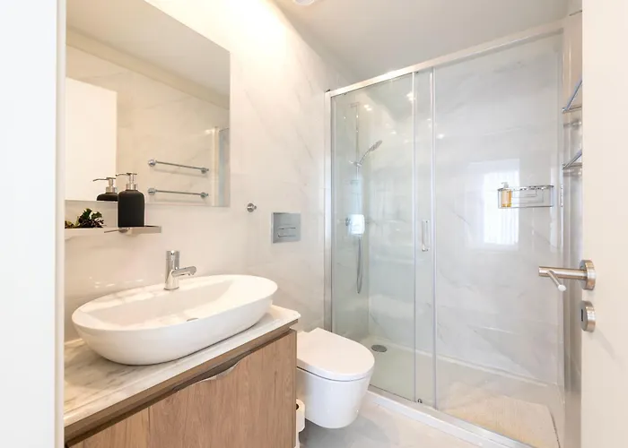 Luxe With Shared Pool And Garden Oporto