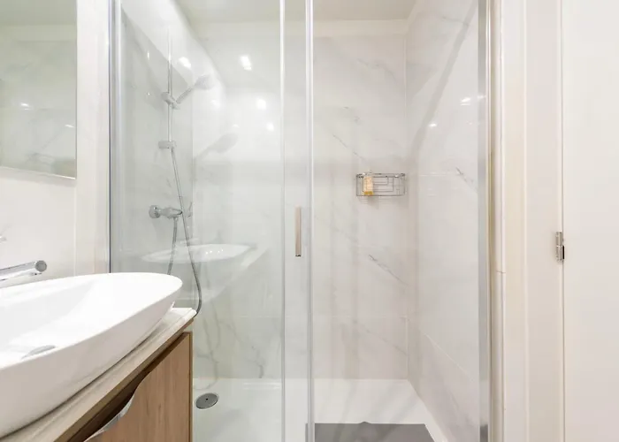 Luxe With Shared Pool And Garden