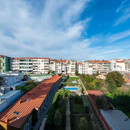 Luxe With Shared Pool And Garden Apartament *