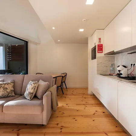 Luxe With Shared Pool And Garden Apartament