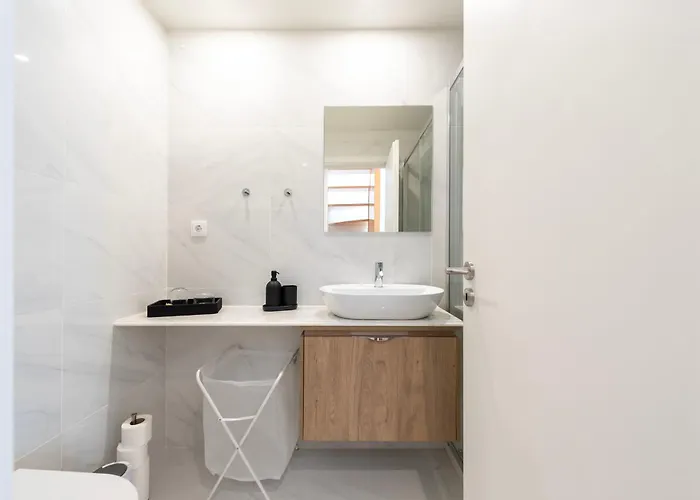 Luxe With Shared Pool And Garden Apartman