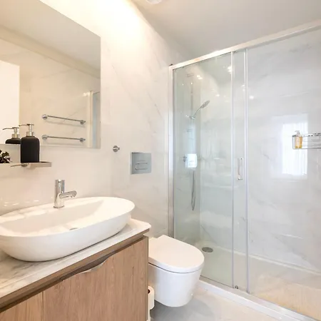 Luxe With Shared Pool And Garden 波尔图