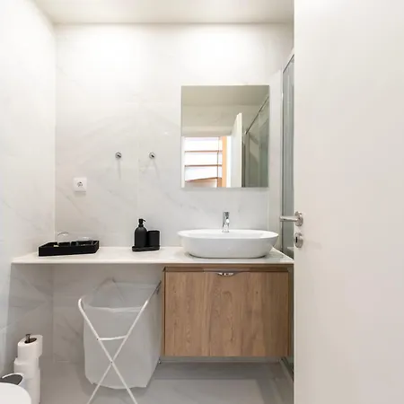 Luxe With Shared Pool And Garden 公寓