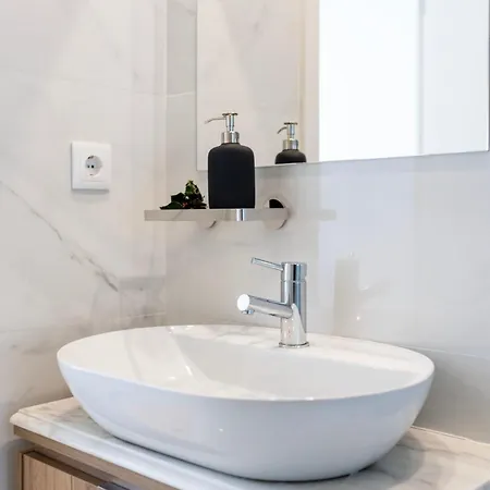 Luxe With Shared Pool And Garden 公寓 *